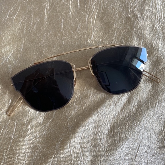 Golden rim designer sunglasses - Picture 2 of 4